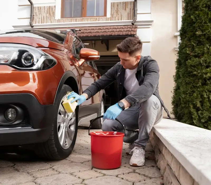 Lavage auto à domicile Saint-Ouen-sur-Gartempe : professionnel intervenant sur un véhicule